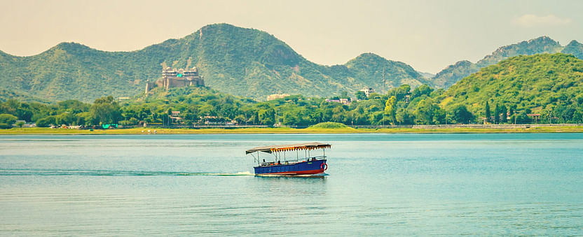 Hồ Fateh Sagar: Hồ Fateh Sagar là một trong những điểm đến nổi tiếng ở Udaipur, Ấn Độ, nơi bạn có thể tận hưởng khung cảnh tuyệt đẹp của hồ nước và những kiến trúc xung quanh. Hãy đến với hồ Fateh Sagar để tham quan, thư giãn, và khám phá những điều thú vị của đất nước Ấn Độ.